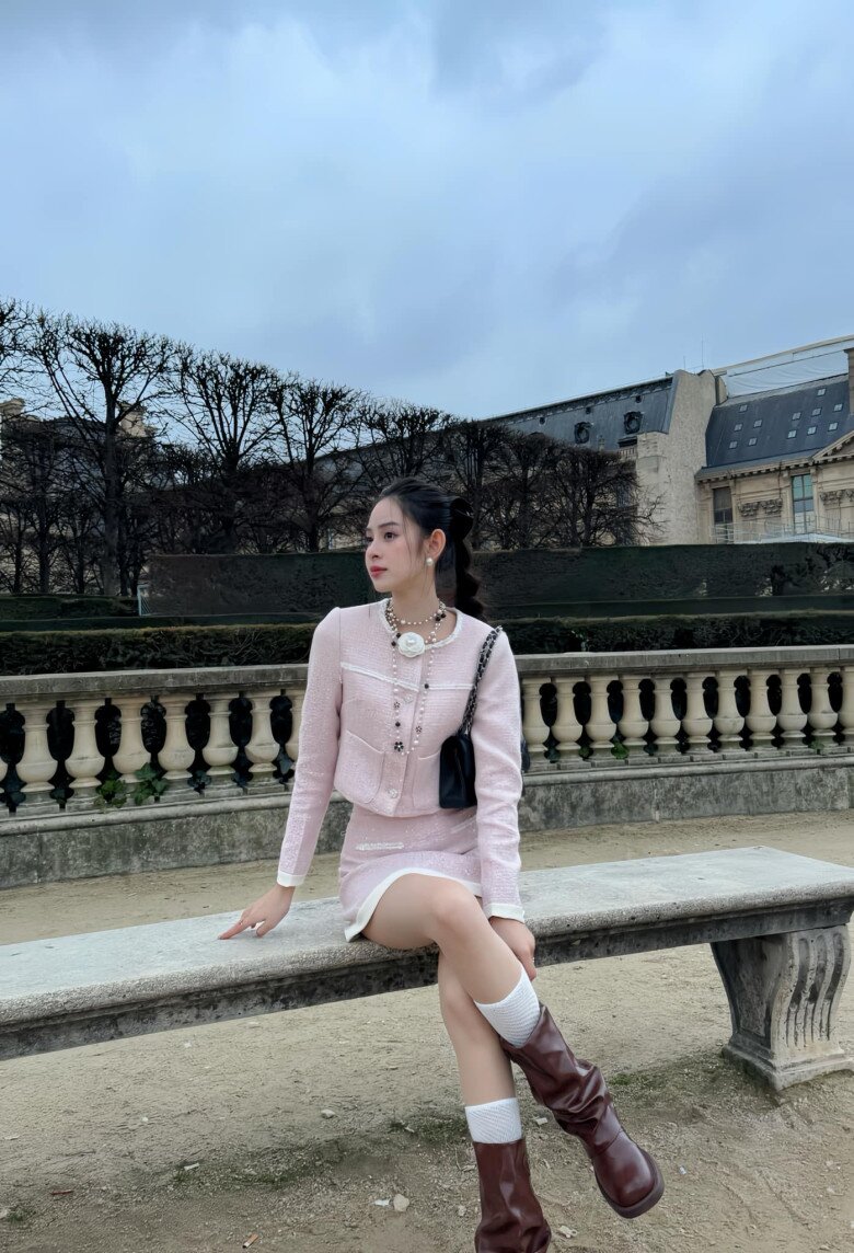 Chọn chân váy ngắn phối đồng bộ cùng áo khoác, tạo nên tổng thể vừa trẻ trung vừa sang trọng. Set đồ ton-sur-ton giúp tôn dáng, giữ ấm và mang lại vẻ ngoài thanh lịch đặc trưng của mùa thu đông.