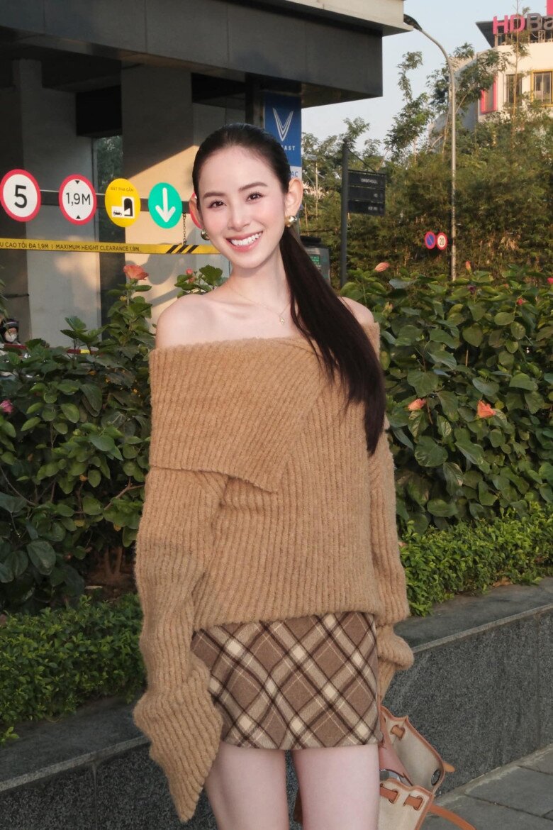 Chân váy kẻ caro mang đến vẻ đẹp cổ điển pha chút tinh nghịch khi phối cùng áo len dễ dàng tạo nên phong cách thanh lịch mà vẫn trẻ trung, thời thượng.