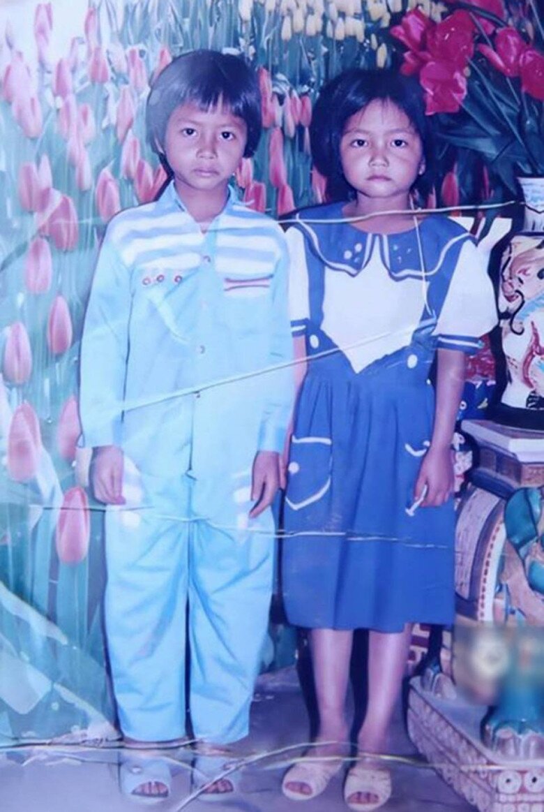 HHen Niê khoe ảnh chụp cùng anh trai sinh năm 1989 mà cả hai có chiều cao ngang ngửa nhau. 