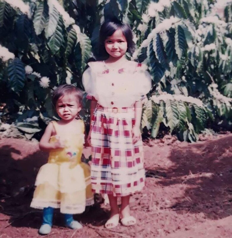 Khi đứng cùng em gái kém 2 tuổi, nàng hậu trông càng nổi trội hơn.