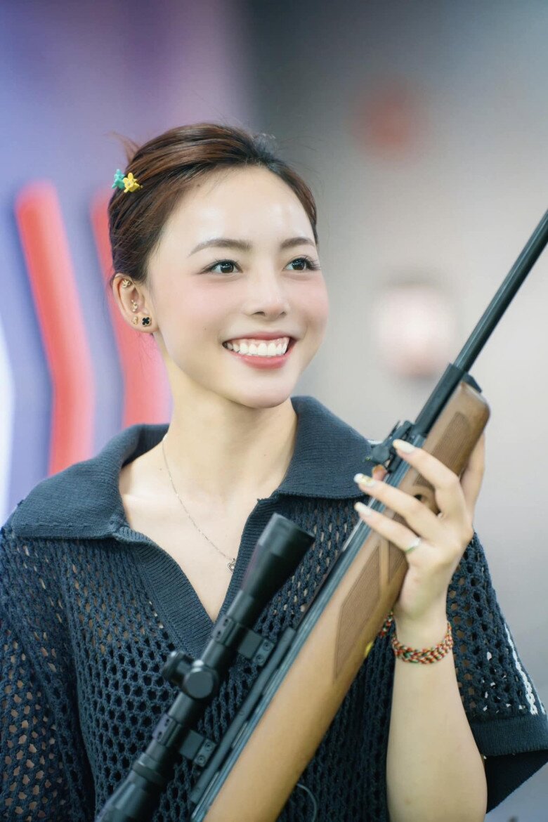 Nàng hot girl có nụ cười tỏa nắng như hoa hậu.