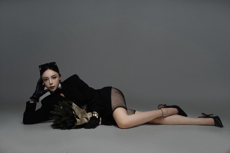 Vóc dáng nuột nà của nữ xạ thủ không thua kém bất cứ ai.