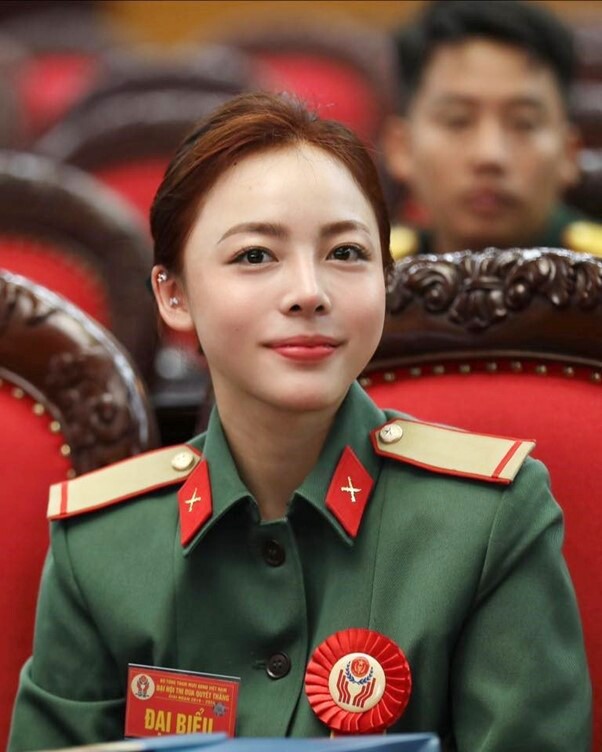 Hình ảnh xinh đẹp của Thanh Thảo trong bộ quân phục.