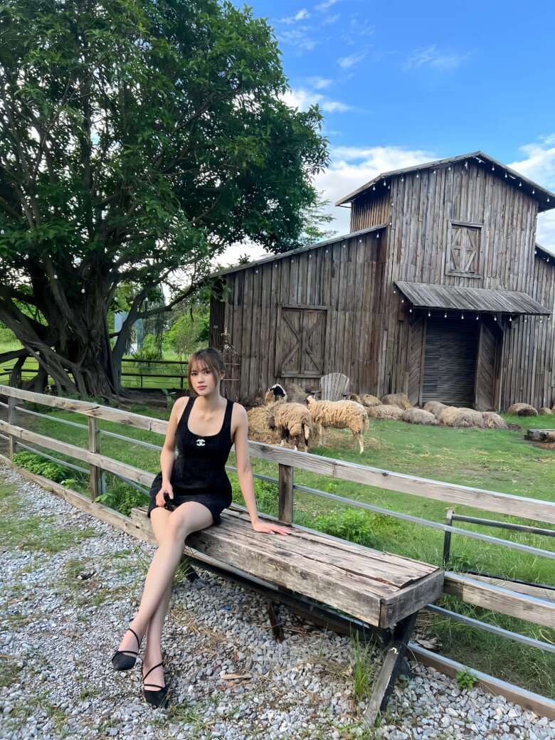 Ngô Thị Hương có chiều cao 1m75 với cặp kiếm Nhật vừa thon vừa thẳng.