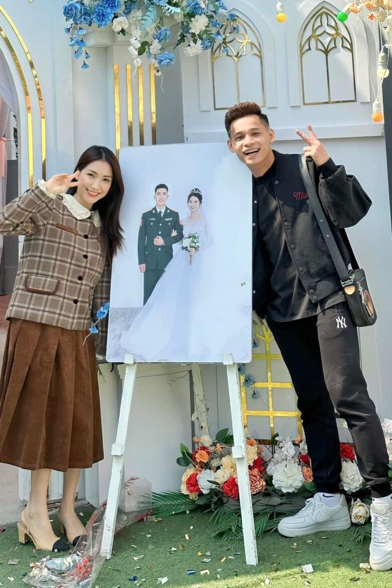 Ngay cả trong đám cưới một người bạn ở Hải Dương, Hòa Minzy vẫn giữ phong độ thời trang với set áo khoác và chân váy xếp ly, phối giày cap-toe thanh lịch, vừa giữ ấm vừa toát lên vẻ nền nã.