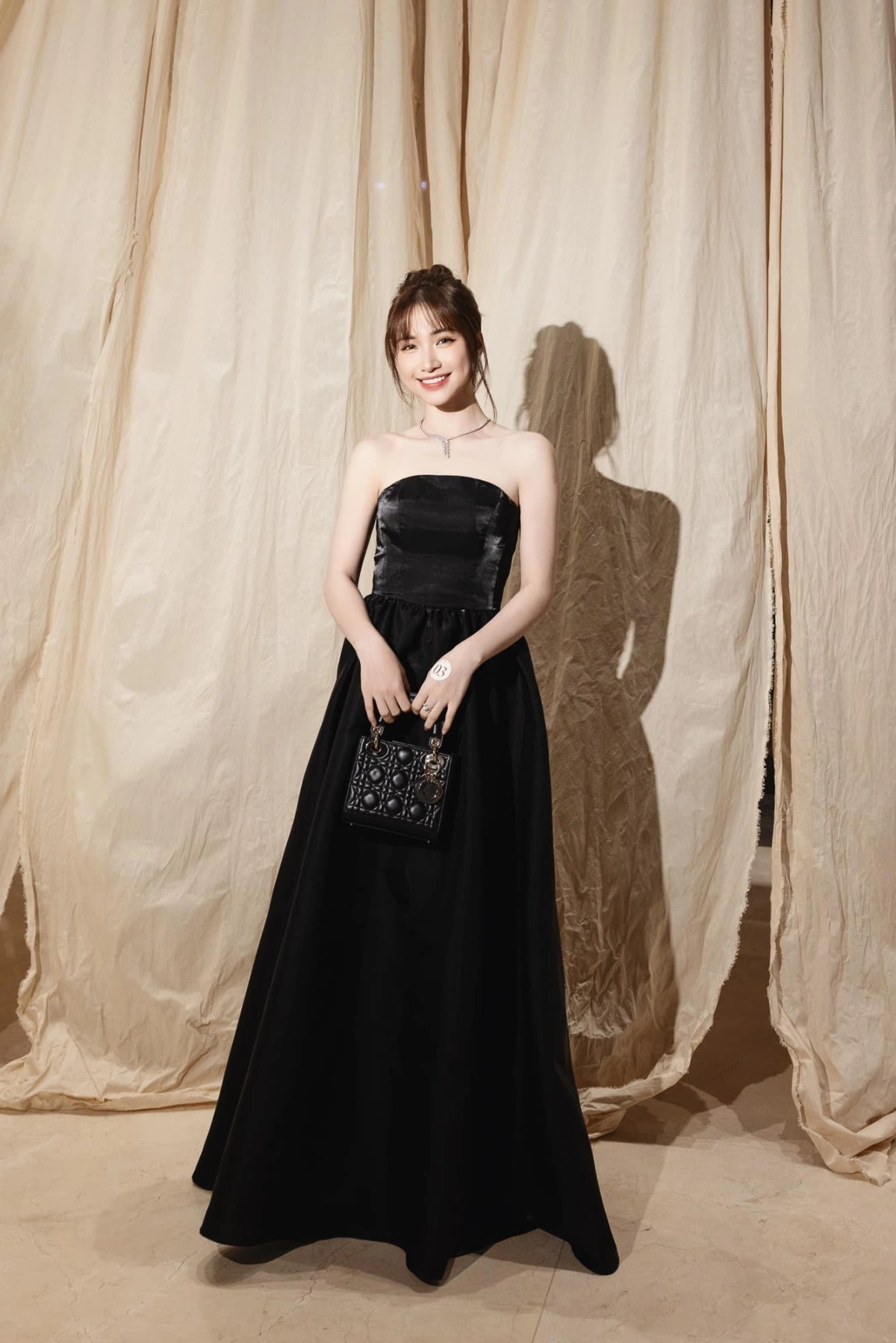 Trước đó, trong đám cưới người mẫu Minh Tú (tháng 4/2024), Hòa Minzy cũng lựa chọn đầm đen phối Lady Dior. Màu sắc này vừa hợp dresscode vừa giúp tôn lên làn da trắng và thần thái sang trọng của nữ ca sĩ.