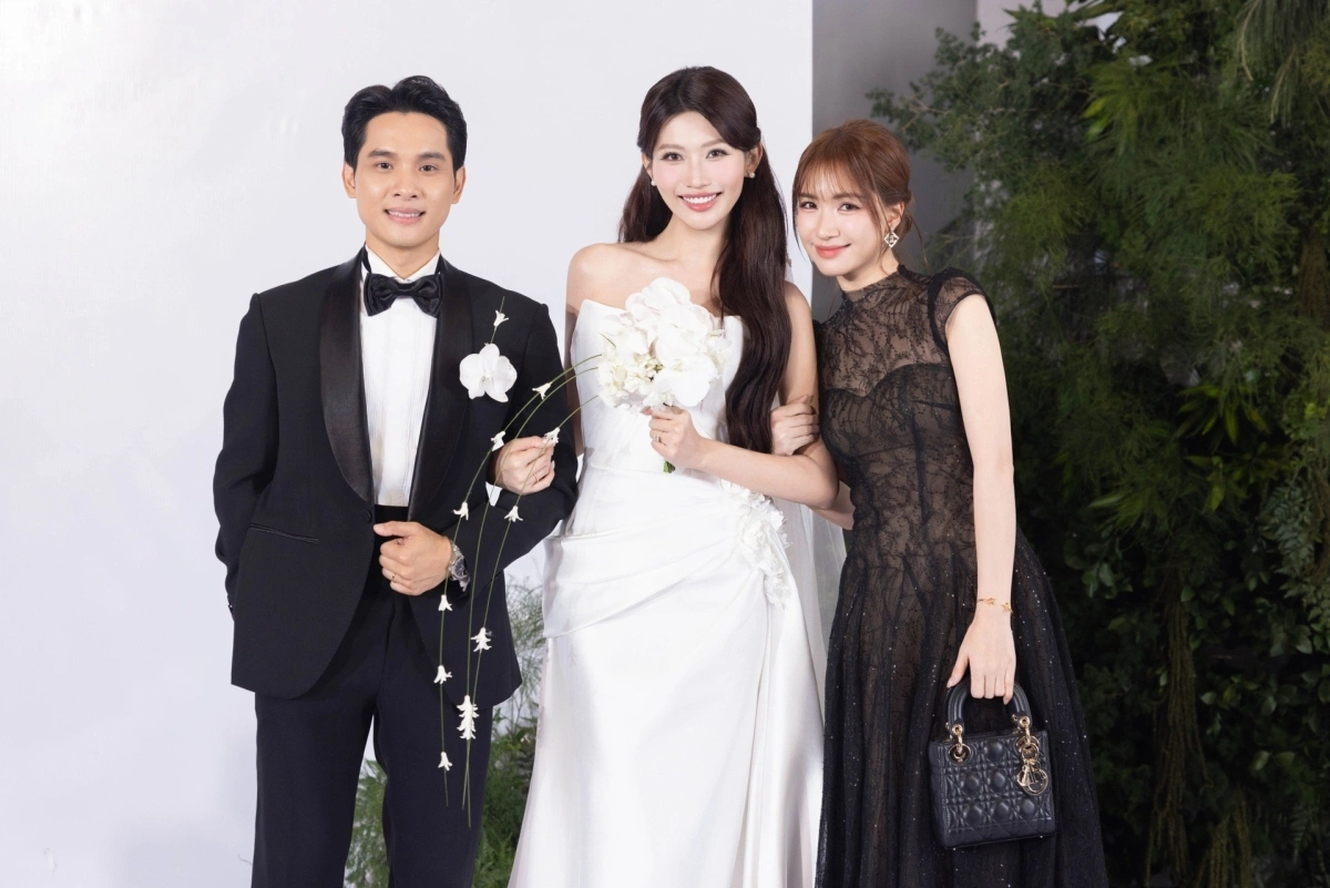 Mới đây, tại đám cưới Á hậu Chế Nguyễn Quỳnh Châu, Hòa Minzy được khen ngợi hết lời khi đầm ren đen dáng xoè nhẹ. Thiết kế đến từ một local brand Việt có giá 2,59 triệu đồng. Nữ ca sĩ kết hợp cùng túi Lady Dior ton-sur-ton, mang đến vẻ đẹp thanh tao, tiểu thư mà vẫn hiện đại.