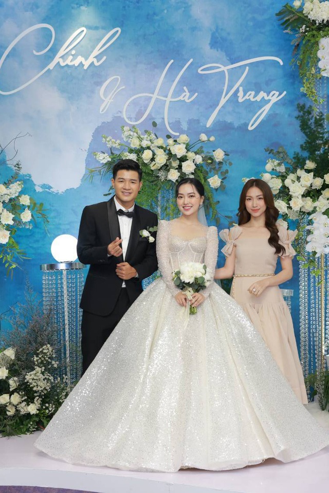 Tại đám cưới cầu thủ Hà Đức Trinh, cô diện đầm nude dáng dài với tay áo thắt nơ lạ mắt.