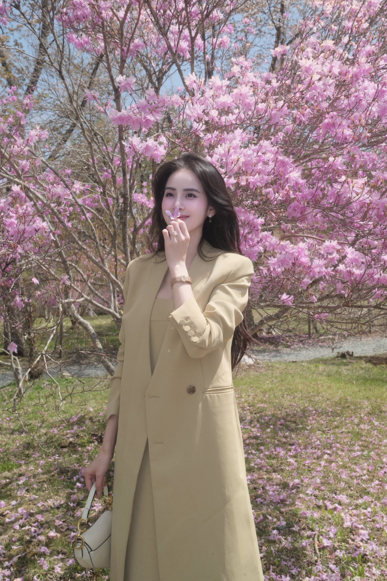 Áo khoác màu be dáng blazer không cổ tối giản giúp dâu hào môn Hương Liên tôn lên vẻ dịu dàng và nữ tính. Cô kết hợp cùng với set đồ đồng màu bên trong tạo nên hình ảnh thanh lịch, nhẹ nhàng nhưng vẫn đầy cuốn hút.