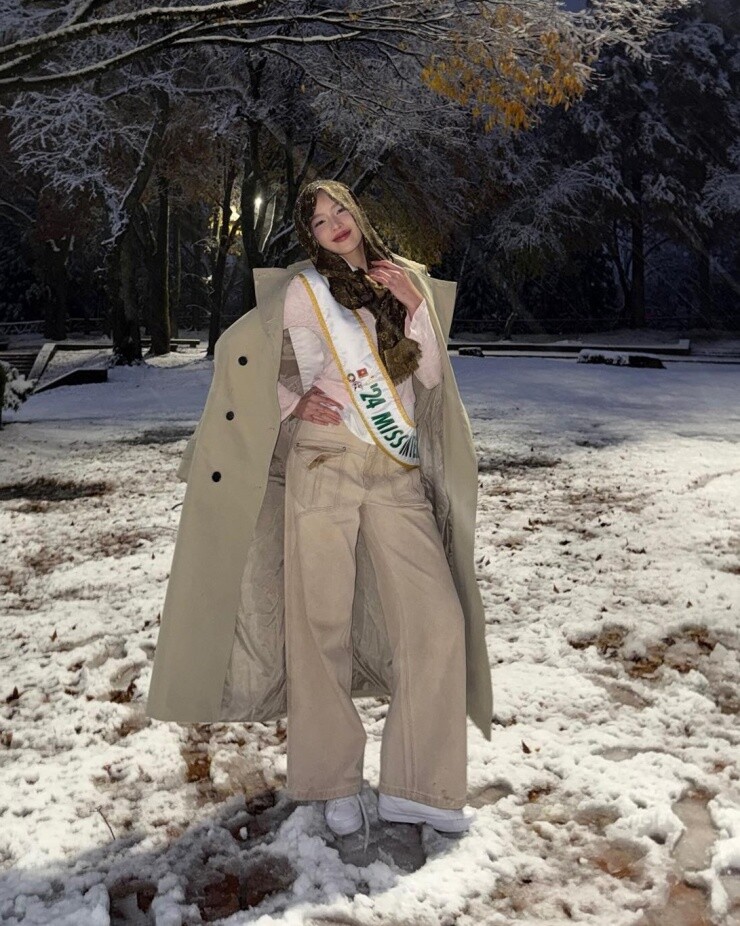 Hoa hậu Thanh Thủy ghi dấu khoảnh khắc lãng mạn giữa tuyết đầu mùa tại Nhật Bản, khoe trọn vẻ thanh lịch trong set đồ tông be trang nhã. Chiếc trench coat màu be - xu hướng “lên ngôi” mùa lạnh năm nay trở thành điểm nhấn, tôn khí chất tinh tế của mỹ nhân.