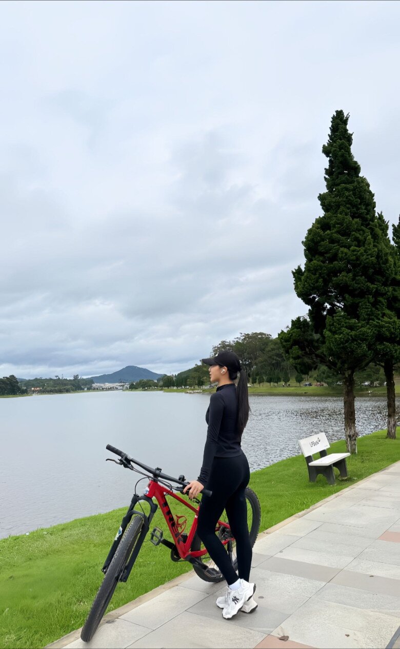 Cô cũng tích cực tập luyện thể thao, ăn uống điều độ để giữ dáng chuẩn đẹp.