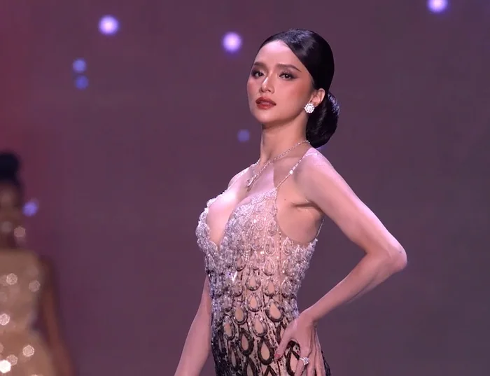 Hương Giang mặc đồ khoét sâu ngực gợi cảm tại bán kết Miss Universe, bùng nổ nhan sắc và thần thái - 4