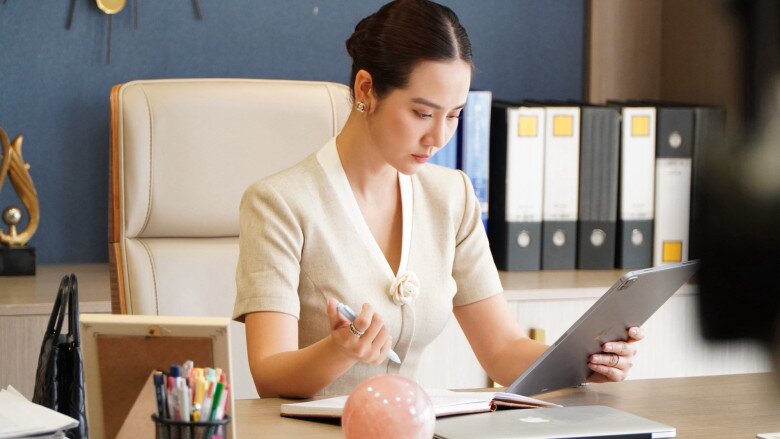 Cô cũng thể hiện gu thời trang tinh tế khi lựa chọn những kiểu tóc đơn giản mà trang nhã như tóc suôn thẳng hoặc búi gọn để phù hợp với vai diễn.