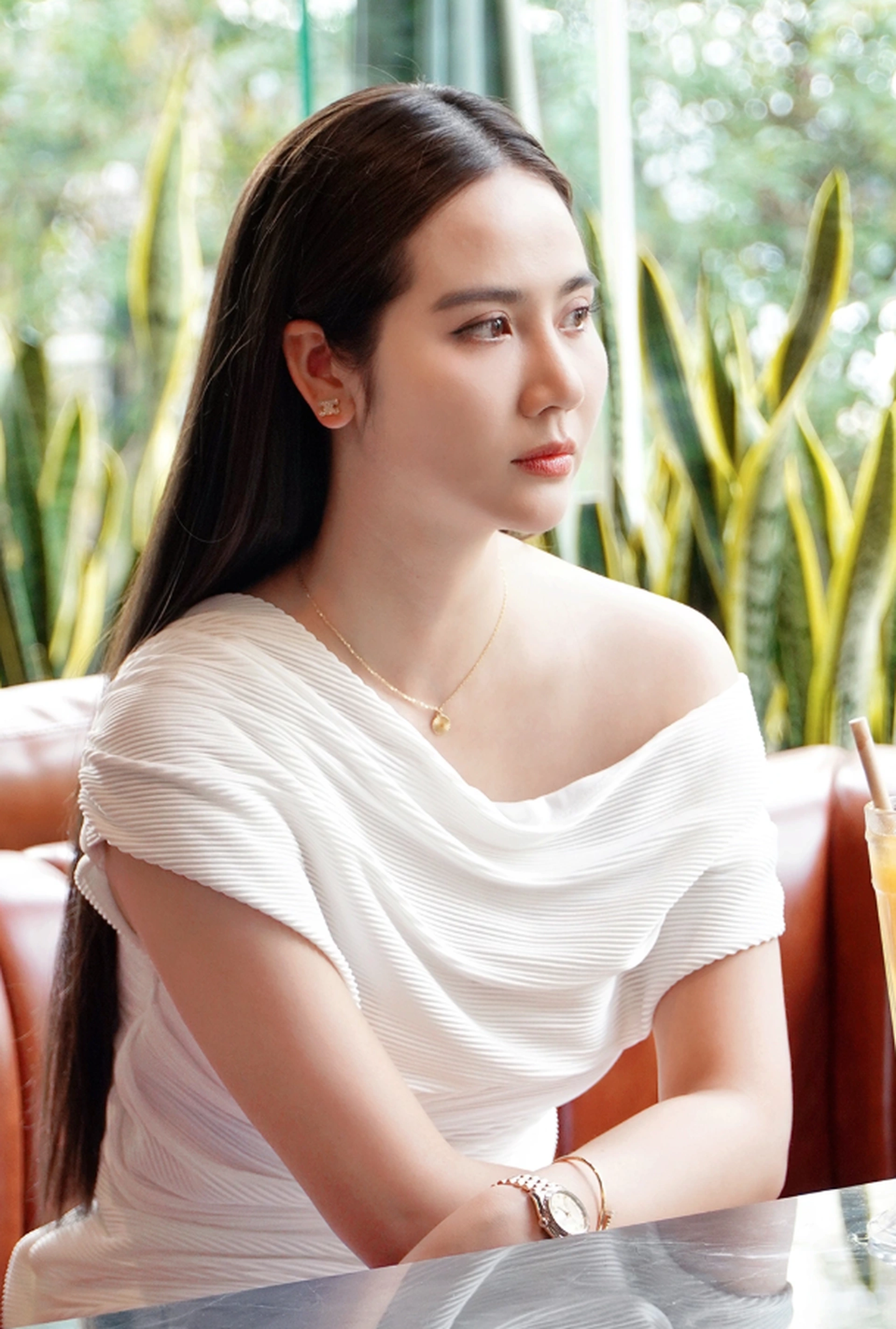 Để không bị quá cứng nhắc, nữ diễn viên có lúc đổi gió với kiểu áo trễ vai giúp khoe ưu điểm hình thể một cách khéo léo mà vẫn thanh lịch.