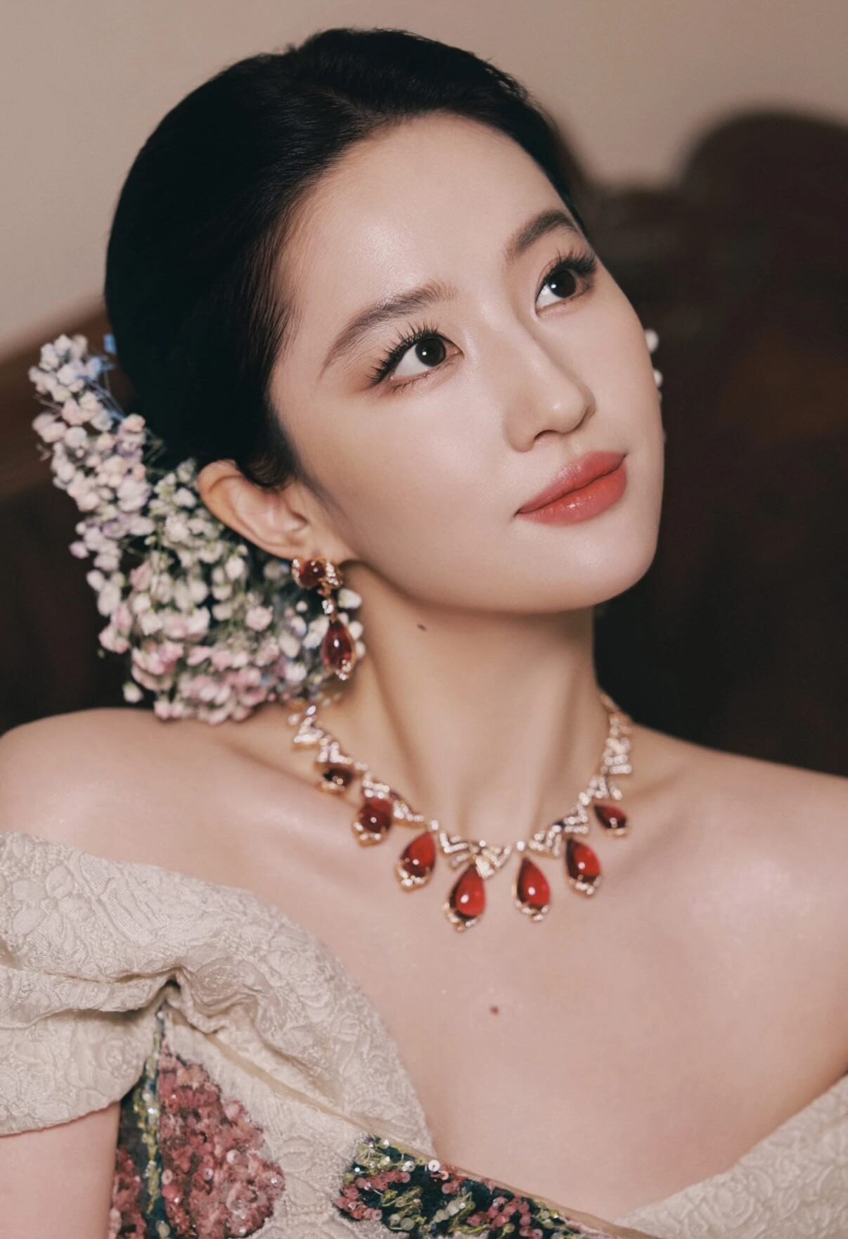 Sau chụp ảnh cùng hoa hồng, Lưu Diệc Phi lại khởi xướng trào lưu làm đẹp mới - 5