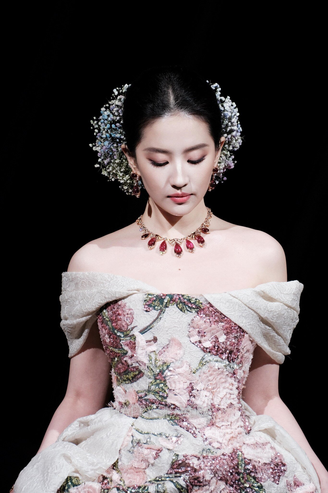 Sau chụp ảnh cùng hoa hồng, Lưu Diệc Phi lại khởi xướng trào lưu làm đẹp mới - 6