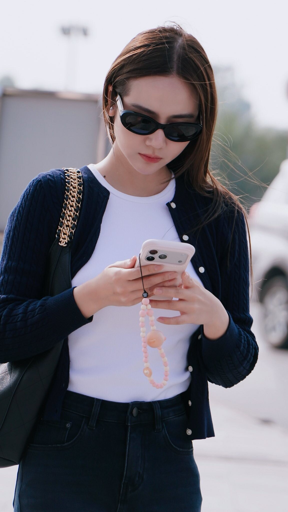 Sao Việt đu trend “ảnh trạm tỷ”: Huyền Lizzie sang chảnh, đến Chi Pu thì lạ lắm - 7