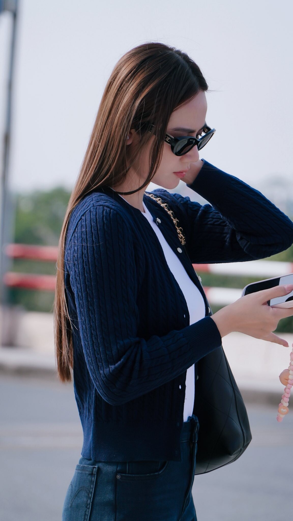 Sao Việt đu trend “ảnh trạm tỷ”: Huyền Lizzie sang chảnh, đến Chi Pu thì lạ lắm - 8