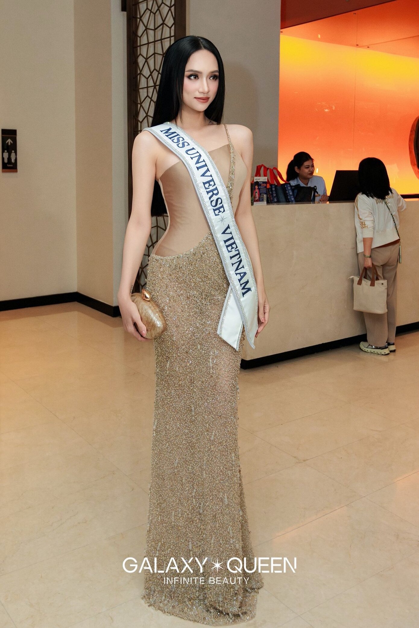 Hương Giang ghi dấu ấn với trang phục sang chảnh, thanh lịch mà vẫn thu hút.