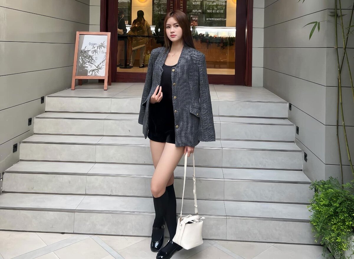 Ngoài đời, nữ vận động viên xinh đẹp này đặc biệt ưa chuộng những chiếc váy ngắn, khéo léo tôn lên đôi chân dài thẳng tắp đầy cuốn hút.