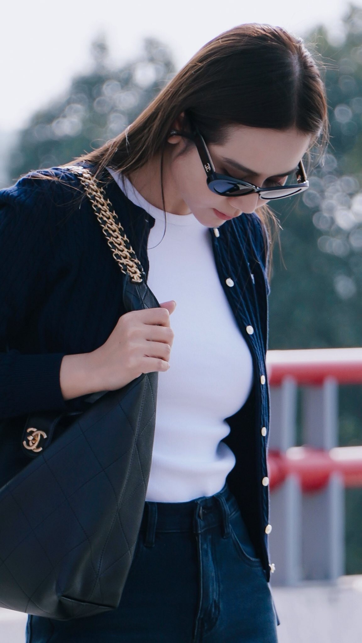 Sao Việt đu trend “ảnh trạm tỷ”: Huyền Lizzie sang chảnh, đến Chi Pu thì lạ lắm - 10