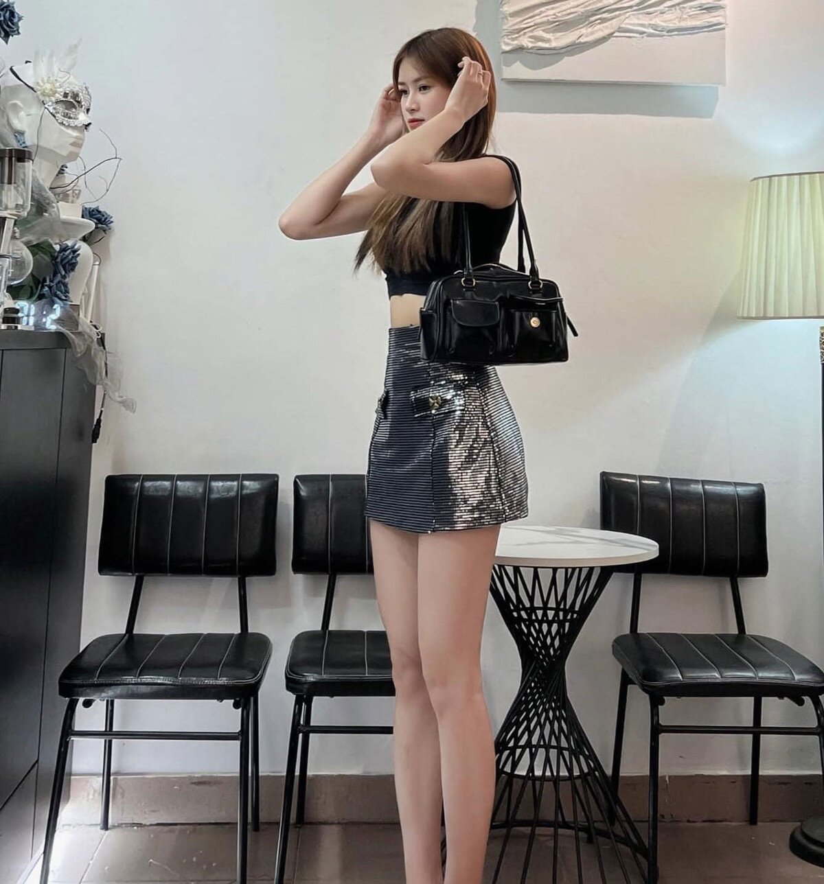 Ngô Thị Hương cũng đặc biệt yêu thích những mẫu áo crop top trẻ trung, giúp tôn dáng khéo léo và khoe trọn vòng eo thon gọn.