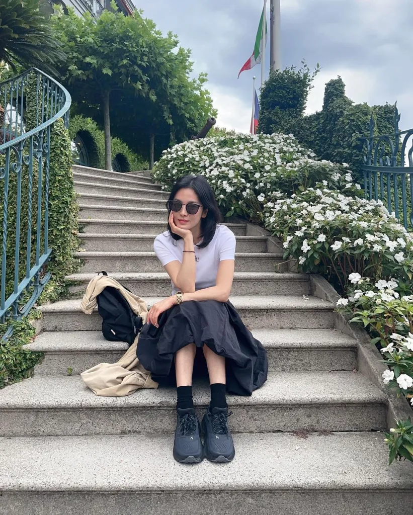 Nữ diễn viên thường diện đồ trơn màu, ít họa tiết cầu kỳ tránh gây rối rắm, diêm dúa và giúp cô toát lên vẻ thanh lịch, trang nhã.