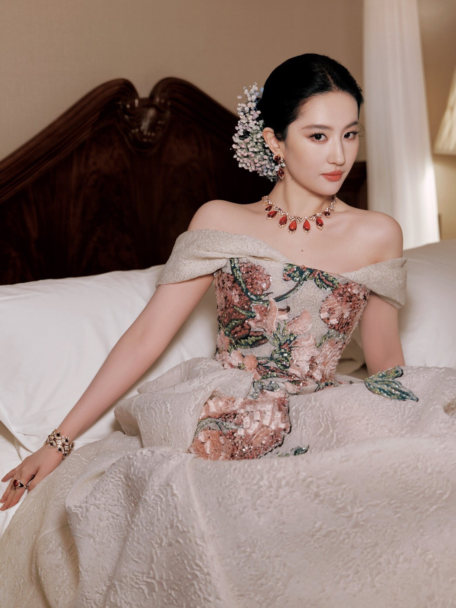 Sau chụp ảnh cùng hoa hồng, Lưu Diệc Phi lại khởi xướng trào lưu làm đẹp mới - 4