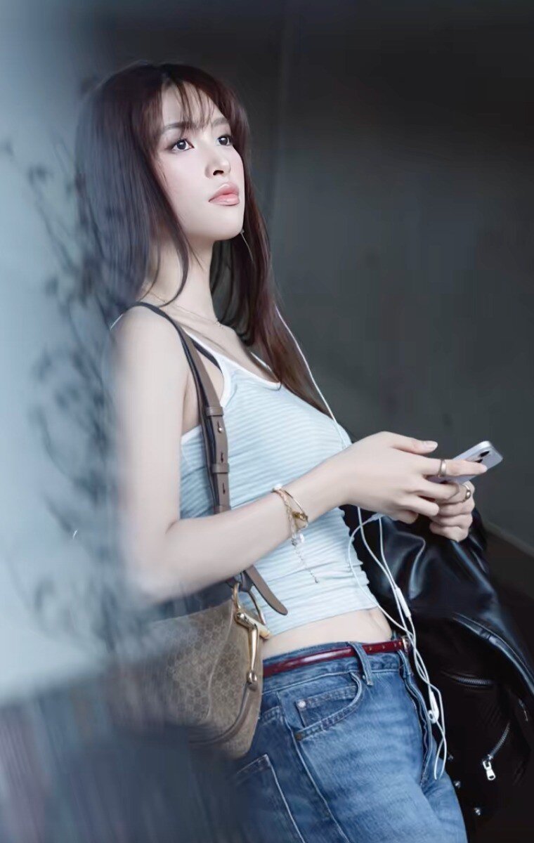 Sao Việt đu trend “ảnh trạm tỷ”: Huyền Lizzie sang chảnh, đến Chi Pu thì lạ lắm - 6