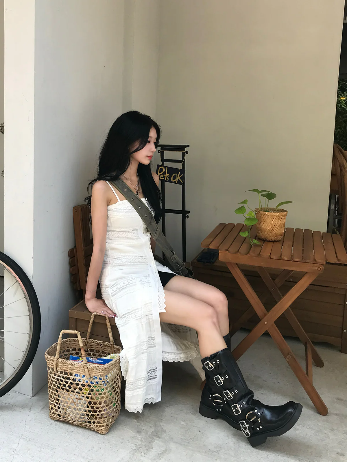 Phá cách khi kết hợp bốt Biker với chân váy hoặc đầm có độ dài bất đối xứng, tạo nên sự đối lập thú vị giữa mềm mại và mạnh mẽ. 