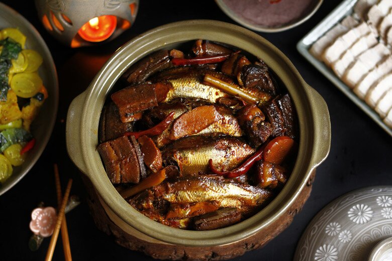 Cá mòi kho cung cấp nguồn omega-3 dồi dào, giúp da ẩm mượt, giảm khô sần và ngăn ngừa lão hóa hiệu quả.