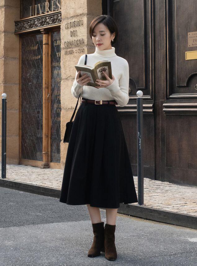 Bốt cổ ngắn là item không thể thiếu mùa thu đông, khi kết hợp cùng váy dài mang lại vẻ ngoài thanh lịch và cực kỳ hợp mốt.