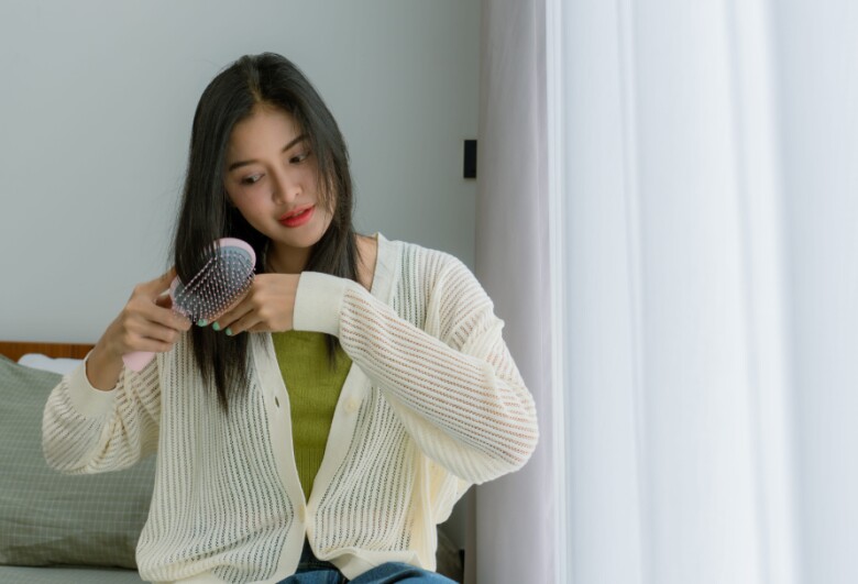 Không cần tới salon, tóc vẫn dày bồng bềnh, giảm rụng chỉ nhờ gội đầu theo cách này, một lần mỗi tuần cũng đủ đẹp - 2