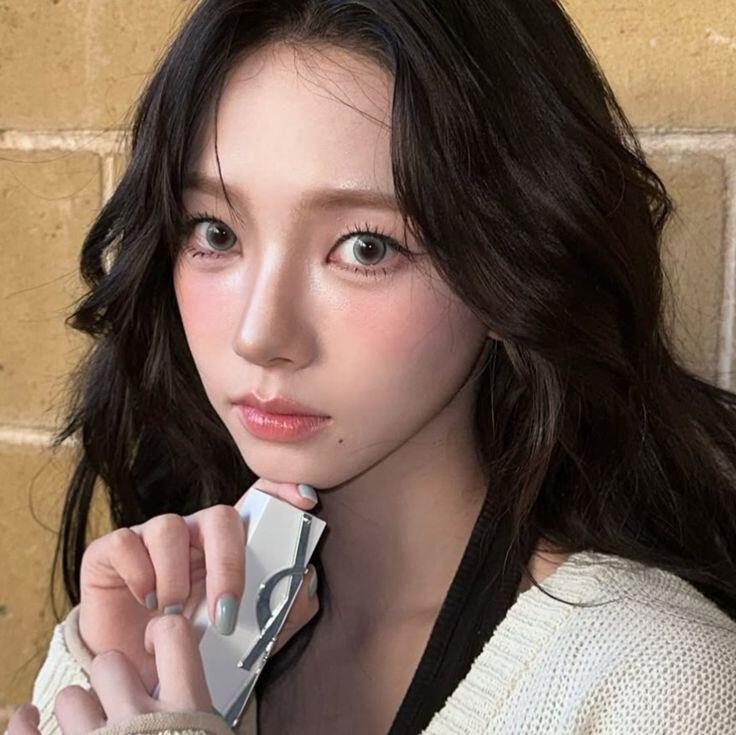 Màu tóc nâu trà đen tôn da được nhiều sao Hàn yêu thích, dự đoán sẽ rất hot năm 2026.