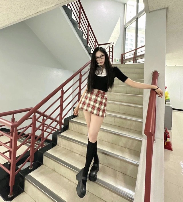 Khi diện váy ngắn, chị em có thể phối giày Mary Jane với tất cao gần đầu gối mang đến vẻ ngoài như gái teen. 