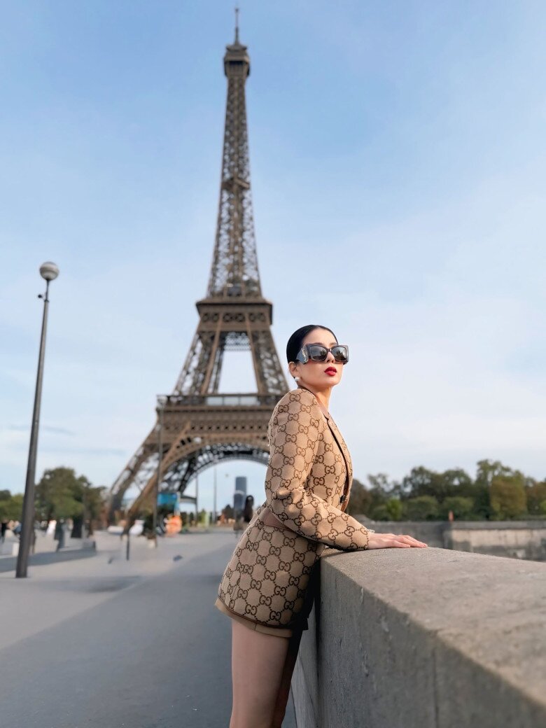 Giữa không gian châu Âu sang trọng, Lệ Quyên chọn áo khoác blazer họa tiết monogram của Gucci, gam nâu camel - biểu tượng của nét cổ điển vượt thời gian. Được biết mẫu áo khoác này là có thời điểm được bán với giá trên 120 triệu đồng.