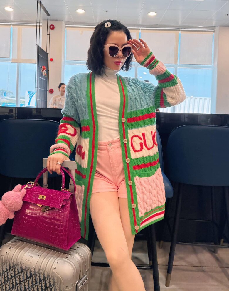 Áo cardigan len đan xen màu hồng và xanh nhạt là thiết kế hợp tác giữa Adidas và Gucci. Đây là mẫu áo khoác nằm trong bộ sưu tập lấy cảm hứng từ phong cách retro của những năm 80 và 90, kết hợp với môn thể thao ngoài trời được ưa chuộng nhất mùa đông là trượt tuyết.