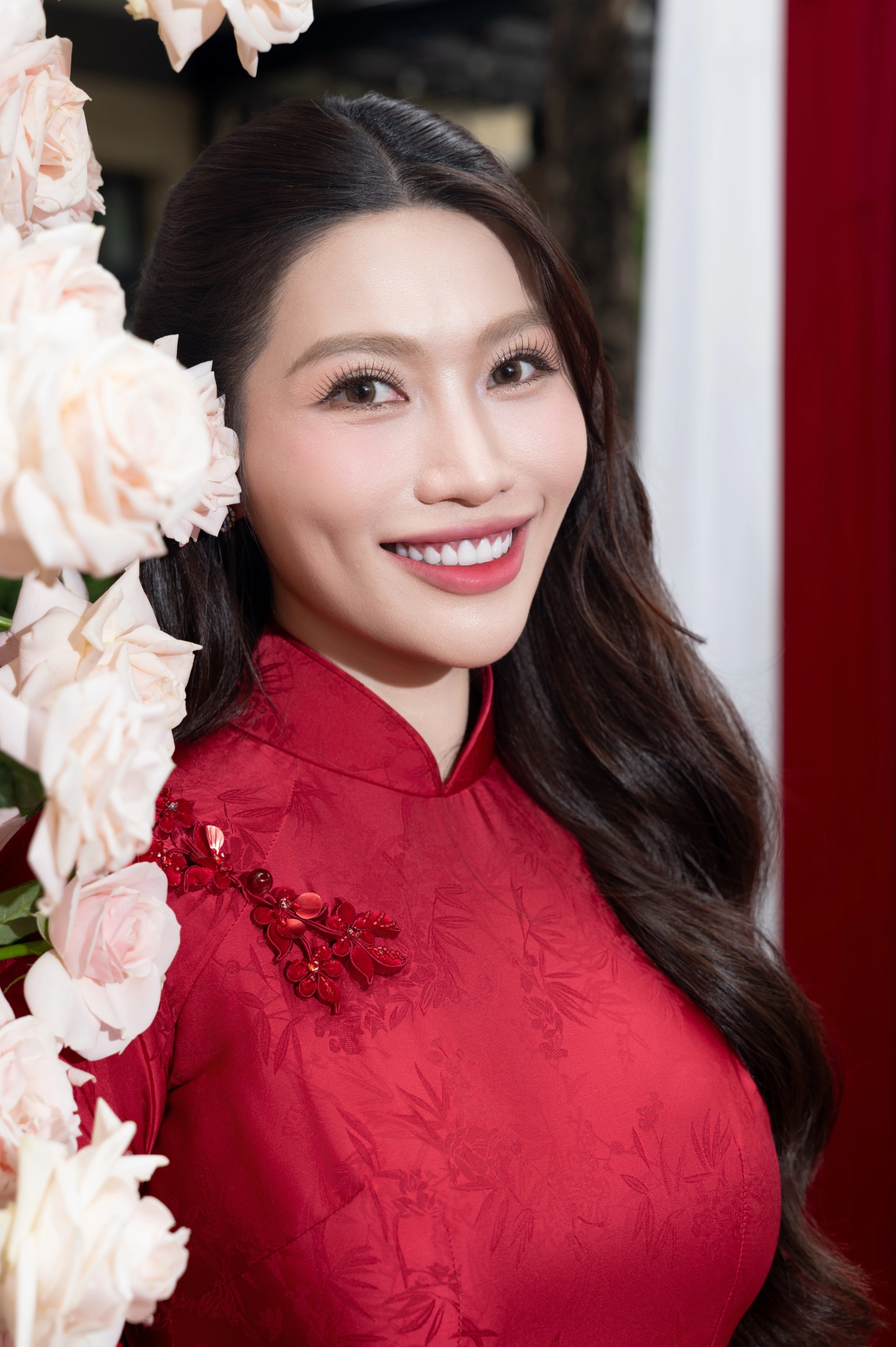Quỳnh Châu diện áo dài truyền thống màu đỏ rực, trang điểm nhẹ nhàng trong lễ vu quy tại nhà riêng, trưa 25/10.