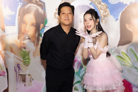 LyLy và Trường Giang có mối quan hệ thân thiết sau khi tham gia gameshow, cô gọi nam nghệ sĩ là ba’ một cách gần gũi, còn Trường Giang nói xem cô như con gái.