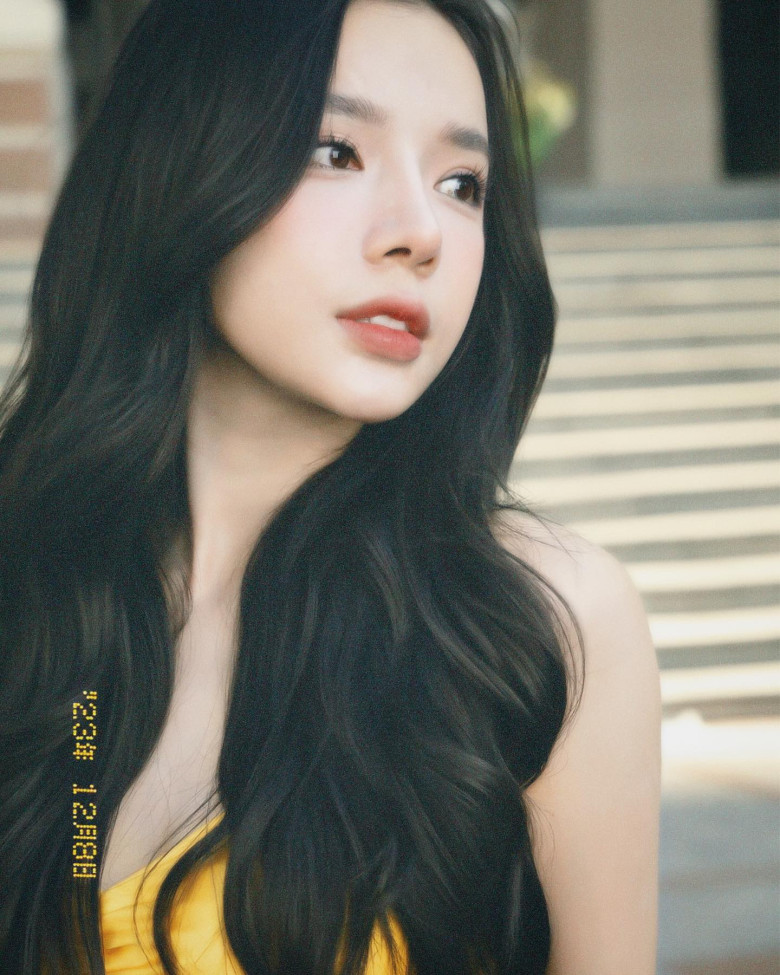 Mỹ nhân 9x còn sở hữu suối tóc đen dài, bồng bềnh đẹp như nàng thơ.