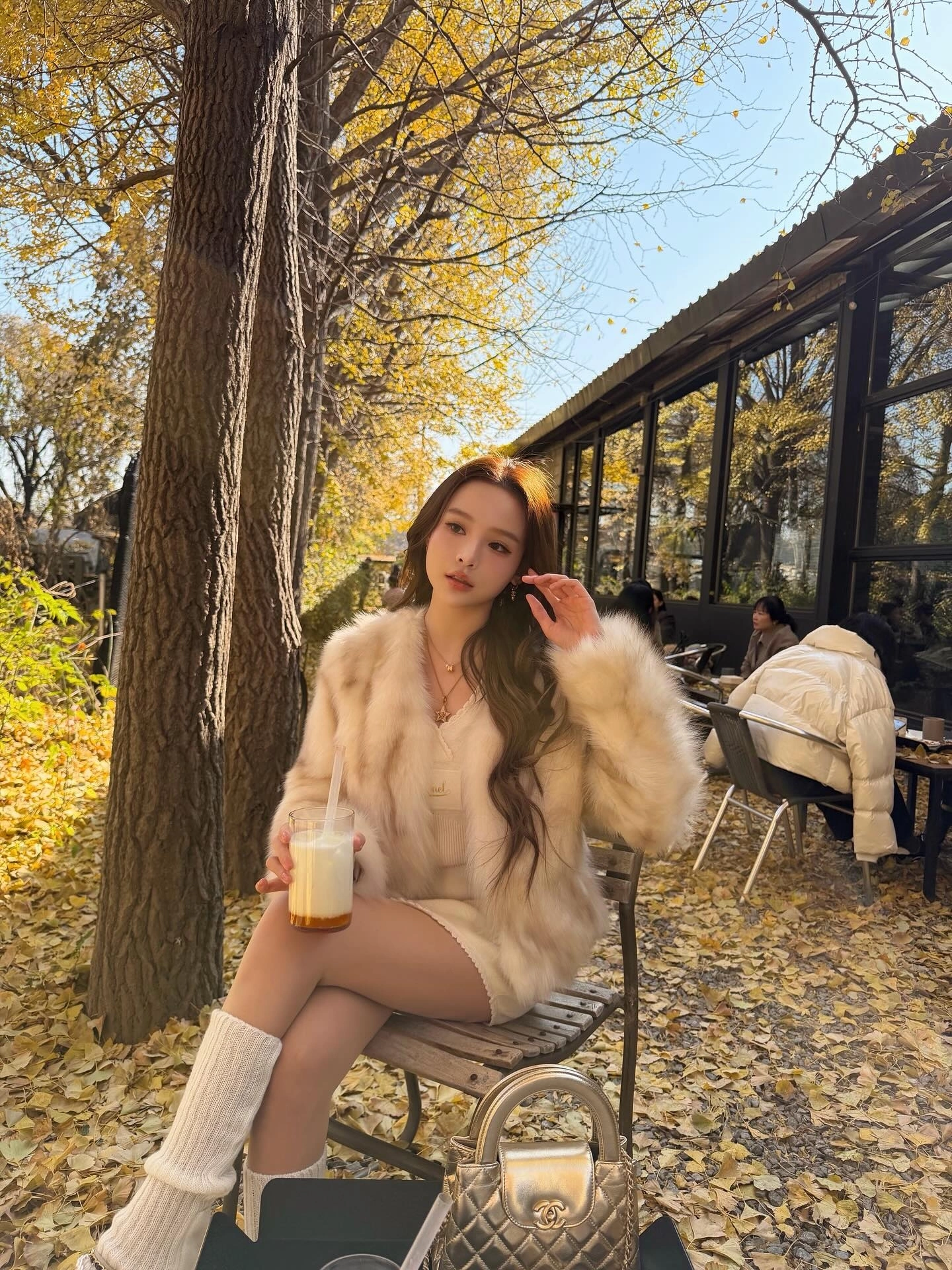 Mặc áo khoác lông vừa sang vừa trẻ như mỹ nhân Việt, chị em hóa thành quý cô amp;#34;giàu ngầmamp;#34; - 2