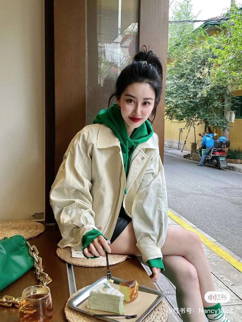 Bạn sẽ không thể ngờ sắc xanh lá lại hợp với tông màu đen trắng đến vậy, mang đến diện mạo tươi mới.