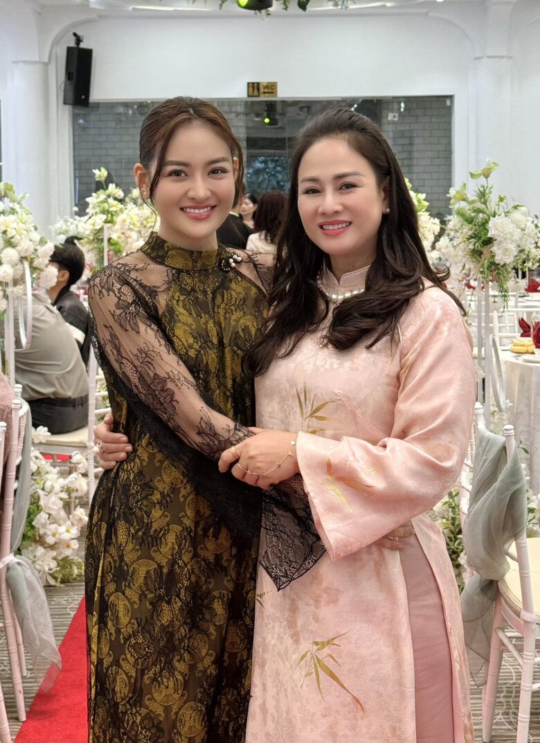 Nhan sắc 2 mẹ con diễn viên Thùy Anh khiến nhiều người trầm trồ, đặc biệt là mẹ của cô càng gây bất ngờ hơn khi diện mạo quá đỗi trẻ trung.