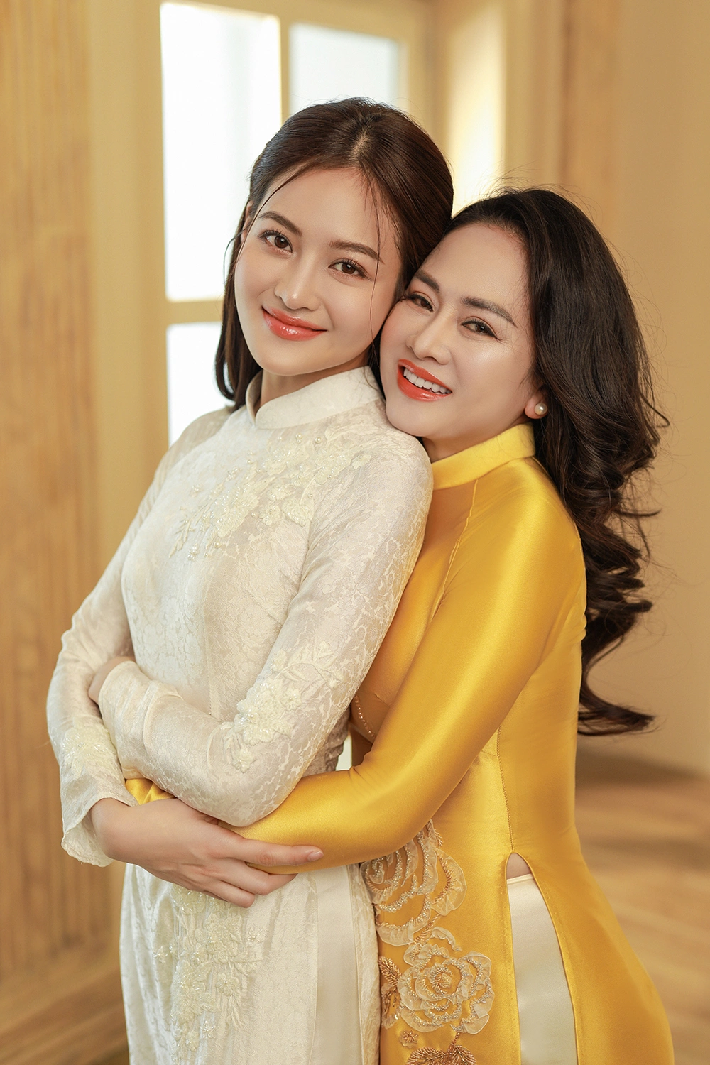 Trong bộ ảnh chào mừng 8/3, hai mẹ con Thùy Anh cùng diện áo dài lụa tông vàng. Nữ diễn viên Thùy Anh cũng thừa hưởng không ít nét đẹp từ mẹ.