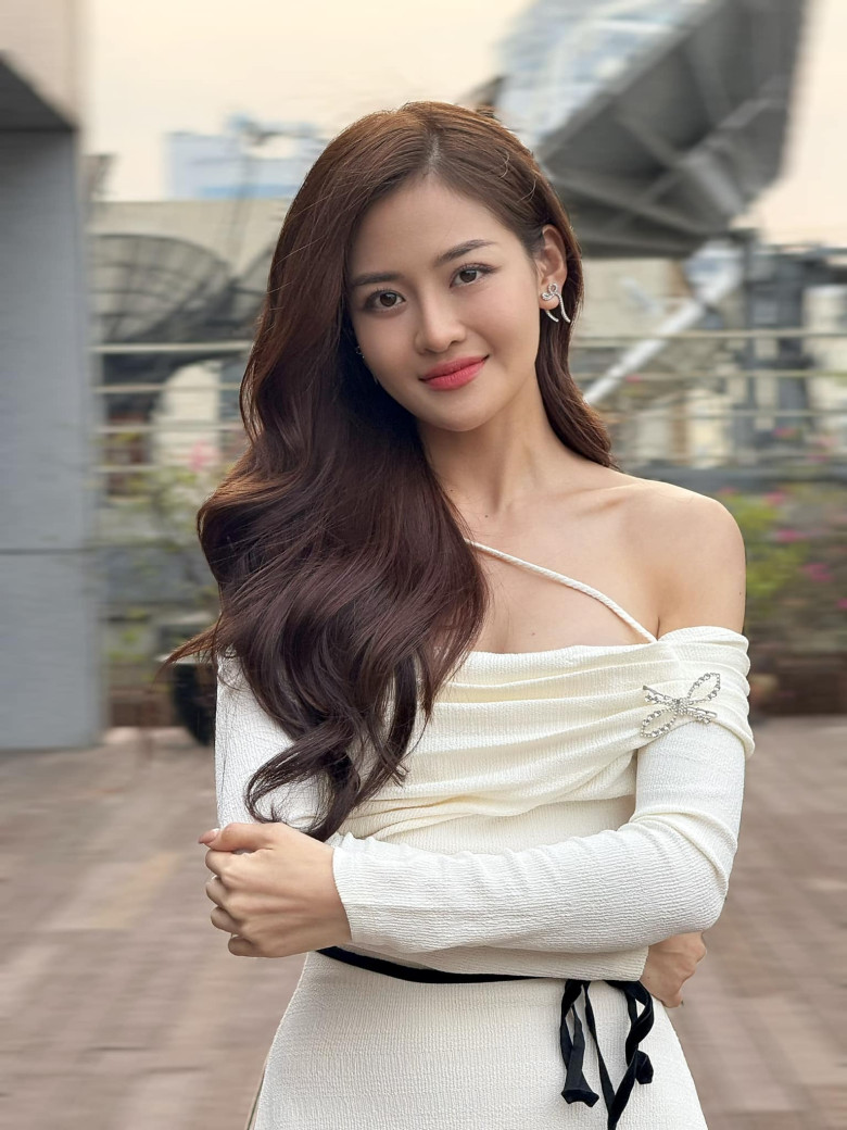 Thùy Anh nổi tiếng từ khi mới 14 tuổi với vai chính trong sitcom Bộ tứ 10A8. 