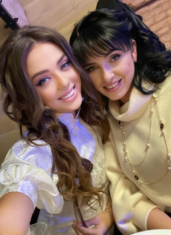 Mẹ vợ Bùi Tiến Dũng sinh ở nơi amp;#34;phụ nữ đẹp nhất thế giớiamp;#34;, nhìn sang mẹ vợ Đoàn Văn Hậu càng trầm trồ hơn - 5