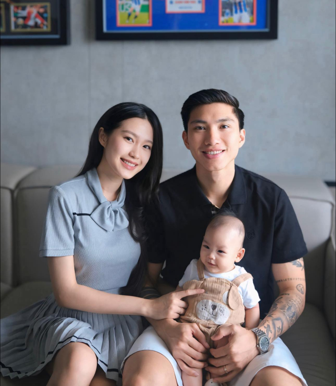 Mỗi lần Đoàn Văn Hậu và Doãn Hải My xuất hiện cùng nhau, mạng xã hội lại “bùng nổ” lượt like vì cả hai quá xứng đôi, đúng chuẩn “tiên đồng ngọc nữ” của làng bóng đá Việt.