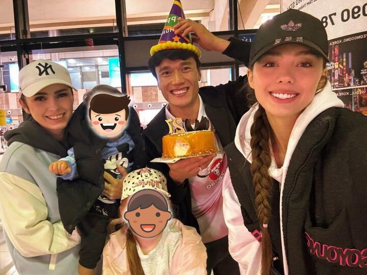 Trong bức ảnh gia đình, chẳng thể nhận ra mẹ vợ của Bùi Tiến Dũng khi bà trẻ trung chẳng thua kém gì con gái, con rể.