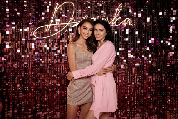 Nhan sắc rạng rỡ của 2 mẹ con.