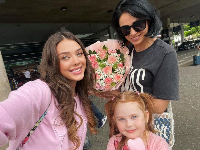 Dianka từng “gây sốt” khi khoe mẹ và em gái sang thăm. Mẹ cô gây ấn tượng với mái tóc ngắn, vẻ đẹp kiêu kỳ đặc trưng Bắc Âu, trẻ trung đến mức nhiều người tưởng là chị em với con gái.